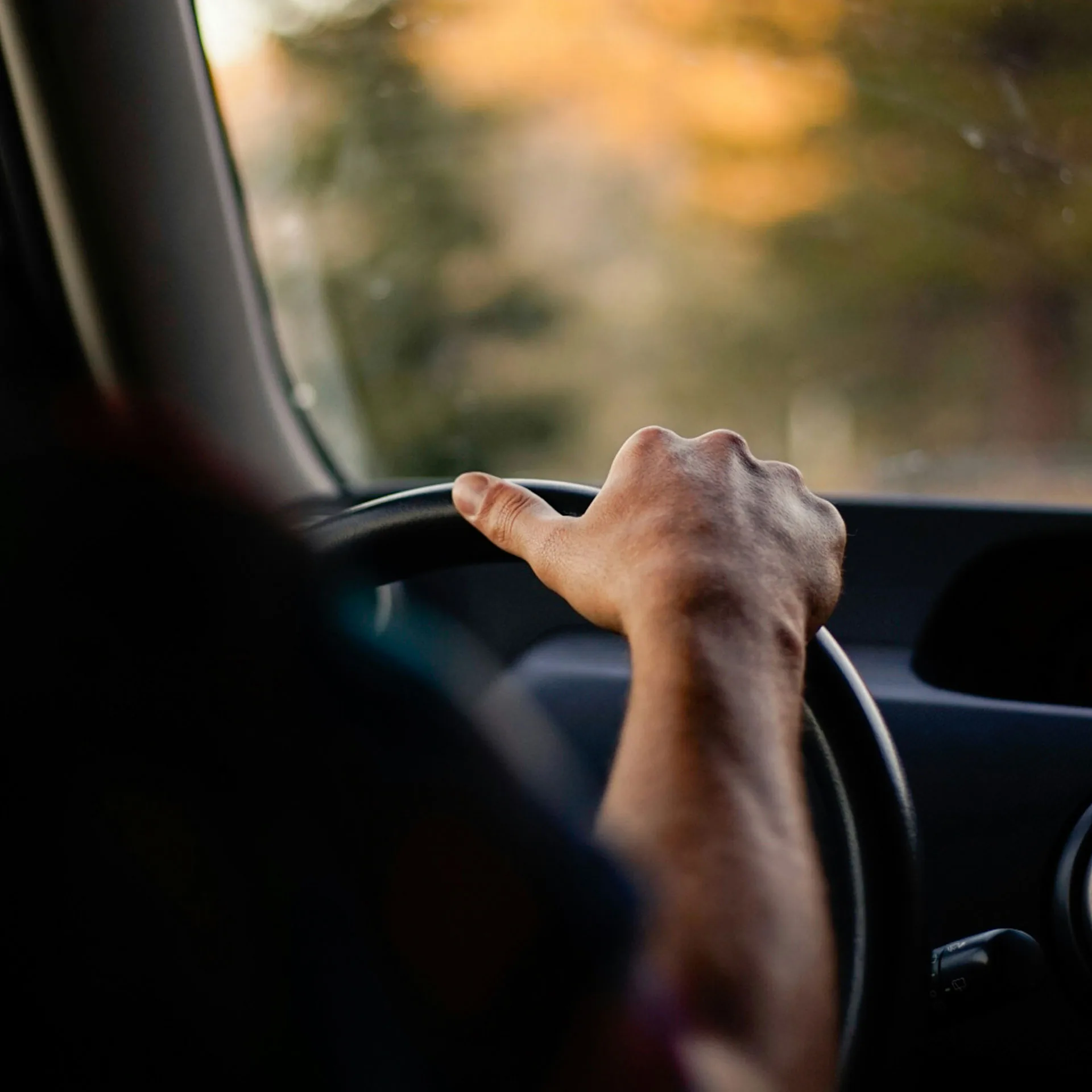 Närbild på hand som kör fordon