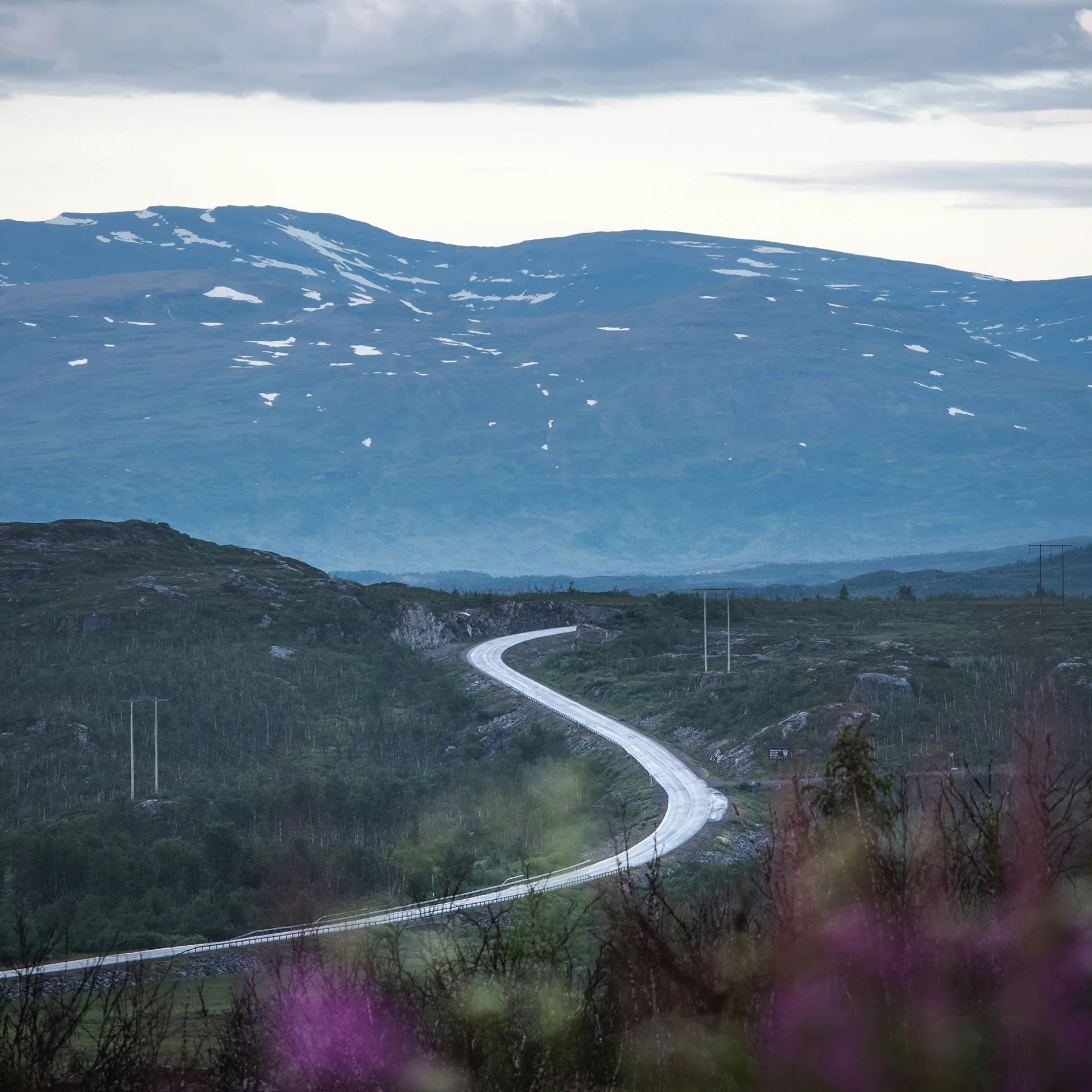 Miljöbild på väg i fjällandskap